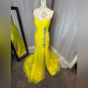 New without tags Yellow Jovani Gown Size 2